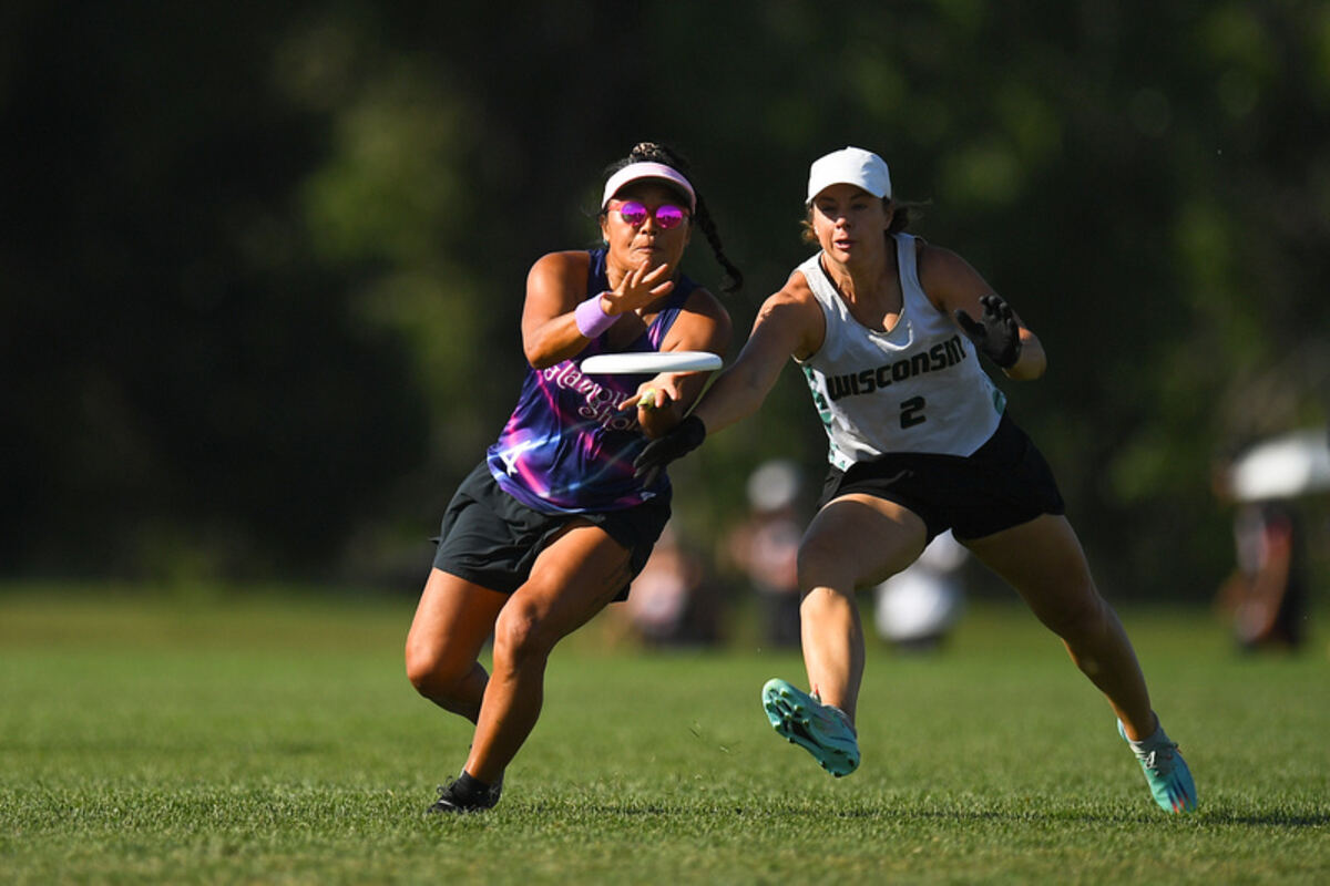 Cara contesting a disc against an opponent